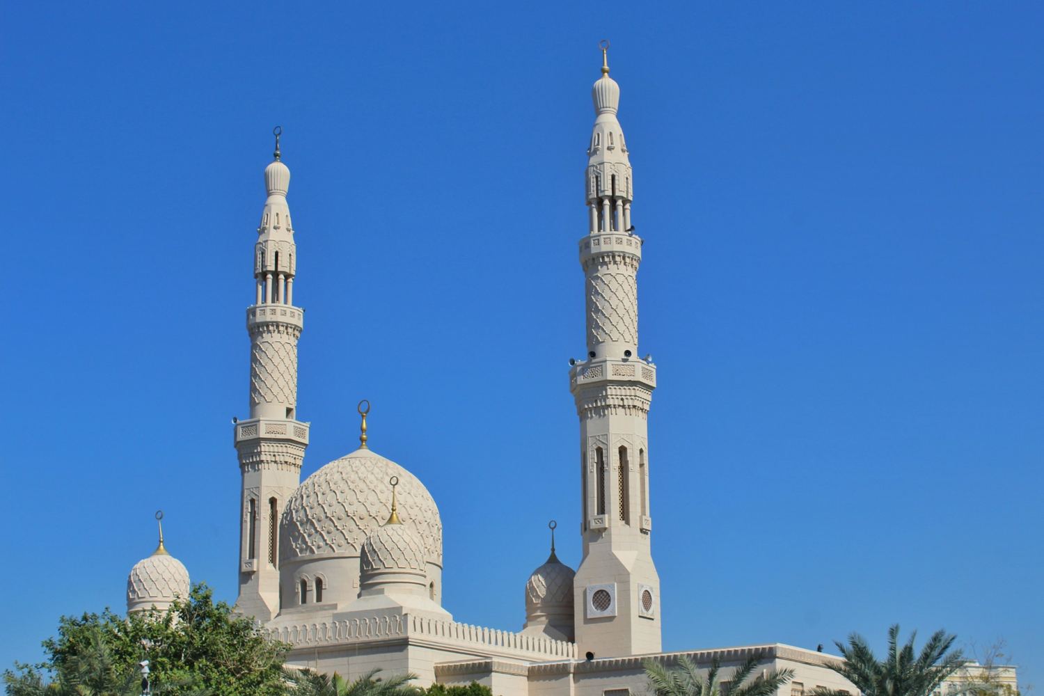 The white facade and twin minarets of Jumeirah Mosque